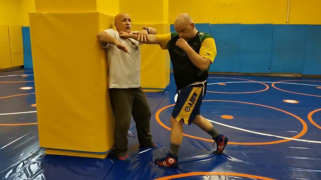 От двойки и лоукика.Пресечение атаки. В Н Крючков/Defense from two punches and low kick смотреть онлайн