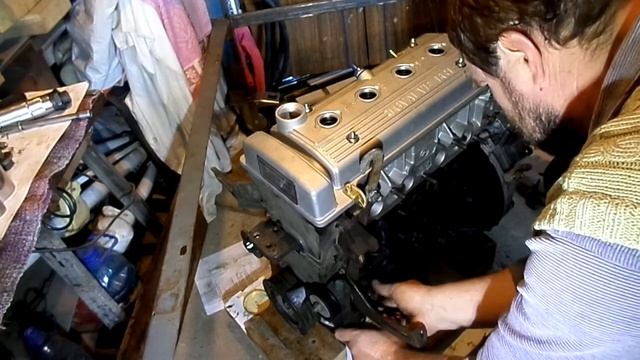 РЕМОНТ ДВС 133 Устанавливаем нижнее крепление генератора двигателя Джили МК копия TOYOT A4 FE смотреть онлайн