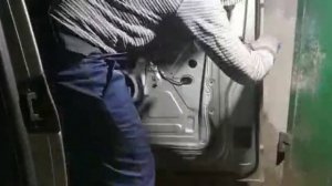 Фольксваген т5 снятие обшивки двери и установка динамиков. TIMELAPSE