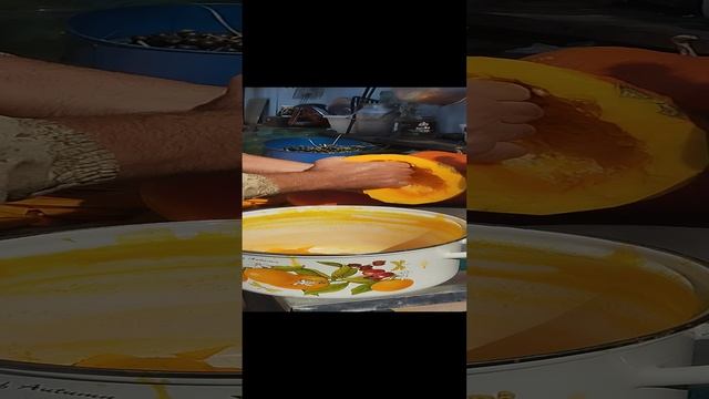 Дед готовит тыквенный сок