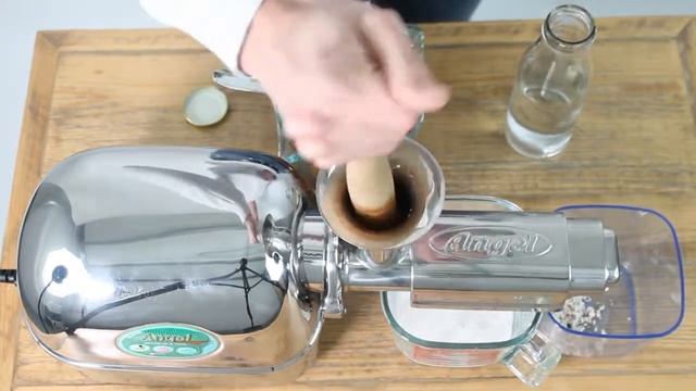 Angel Slowjuicer - Amandelmelk met een vleugje Vanille смотреть онлайн