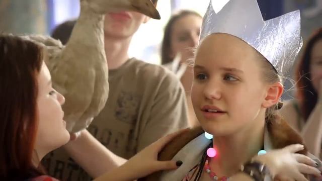 Издевается над слепой сестрой