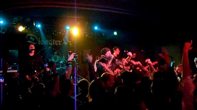 Roger Miret and The Disasters - We're Gonna Find A Way (live in Prague 15.05.2011).MP4 смотреть онлайн