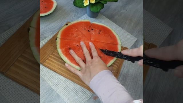 Как красиво и просто подать арбуз на стол?#сервировкастола #арбуз,#фруктоваянарезка смотреть онлайн