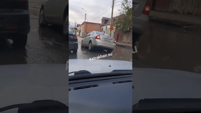 "Форд" провалился в яму на Больших Исадах смотреть онлайн