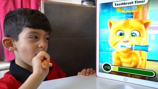 Funny Cat eats Breakfast and Plays with Jason смотреть онлайн