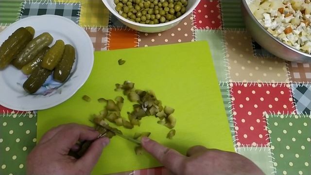 Салат Оливье с колбасой и маринованными огурчиками очень простой рецепт смотреть онлайн