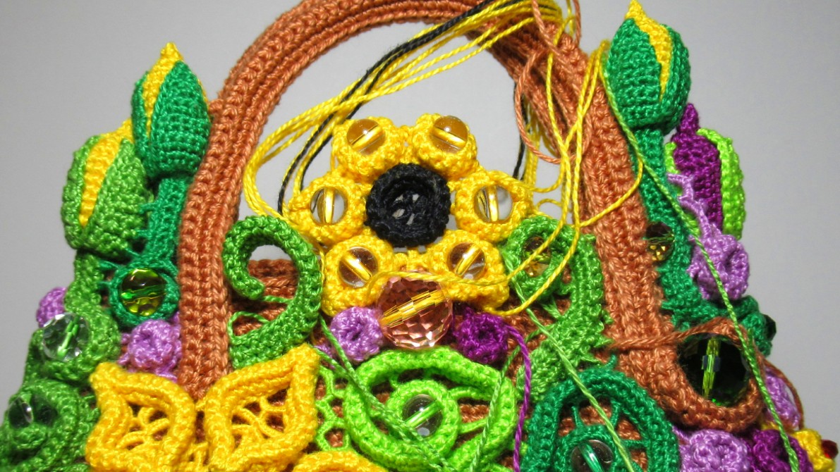 Показываю как примеряю жгут до пришивания на вязаную крючком сумку смотреть онлайн