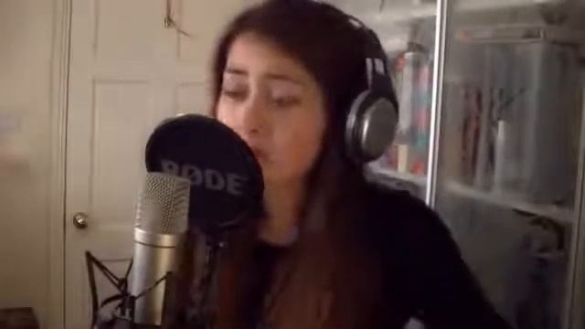 Девушка поет песню Naughty boy la la la смотреть онлайн