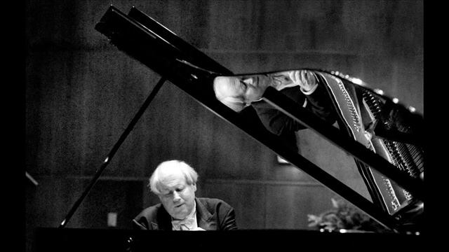 Grigory Sokolov - Mozart Piano Concerto No. 23 K. 488 Mvt.3