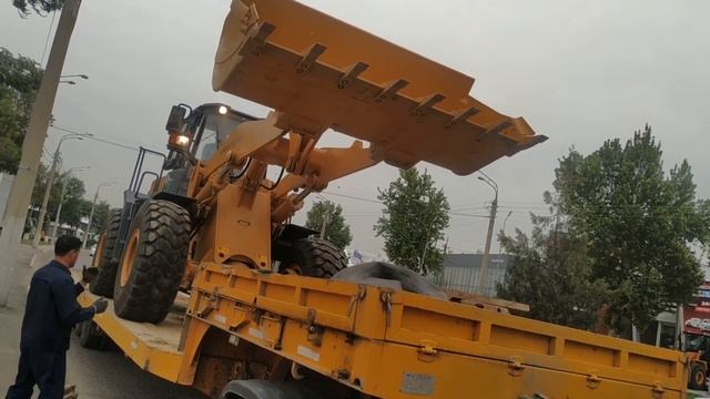 Pogruzchikni trallga ortish / Отгрузка фронтального погрузчика смотреть онлайн