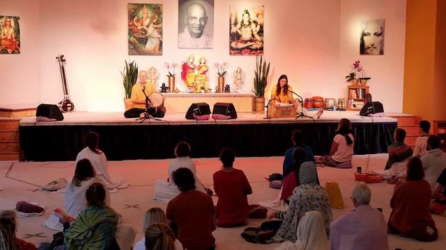 Satsang - Kirtan, Mantra und Arati mit Anandadevi - Yoga Vidya Live, 05.08.2022, 07:00 Uhr смотреть онлайн