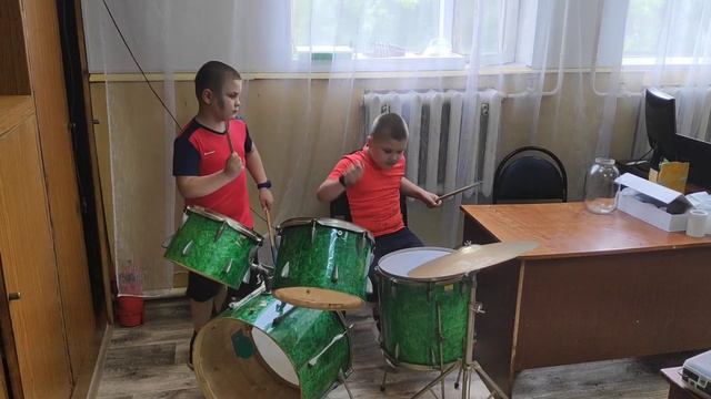 Первый раз на барабанах смотреть онлайн