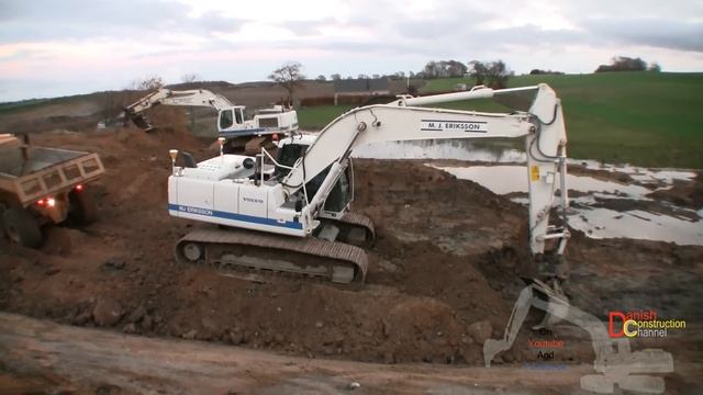 Volvo EC220D Excavator Loading Volvo A25 Dumpers смотреть онлайн