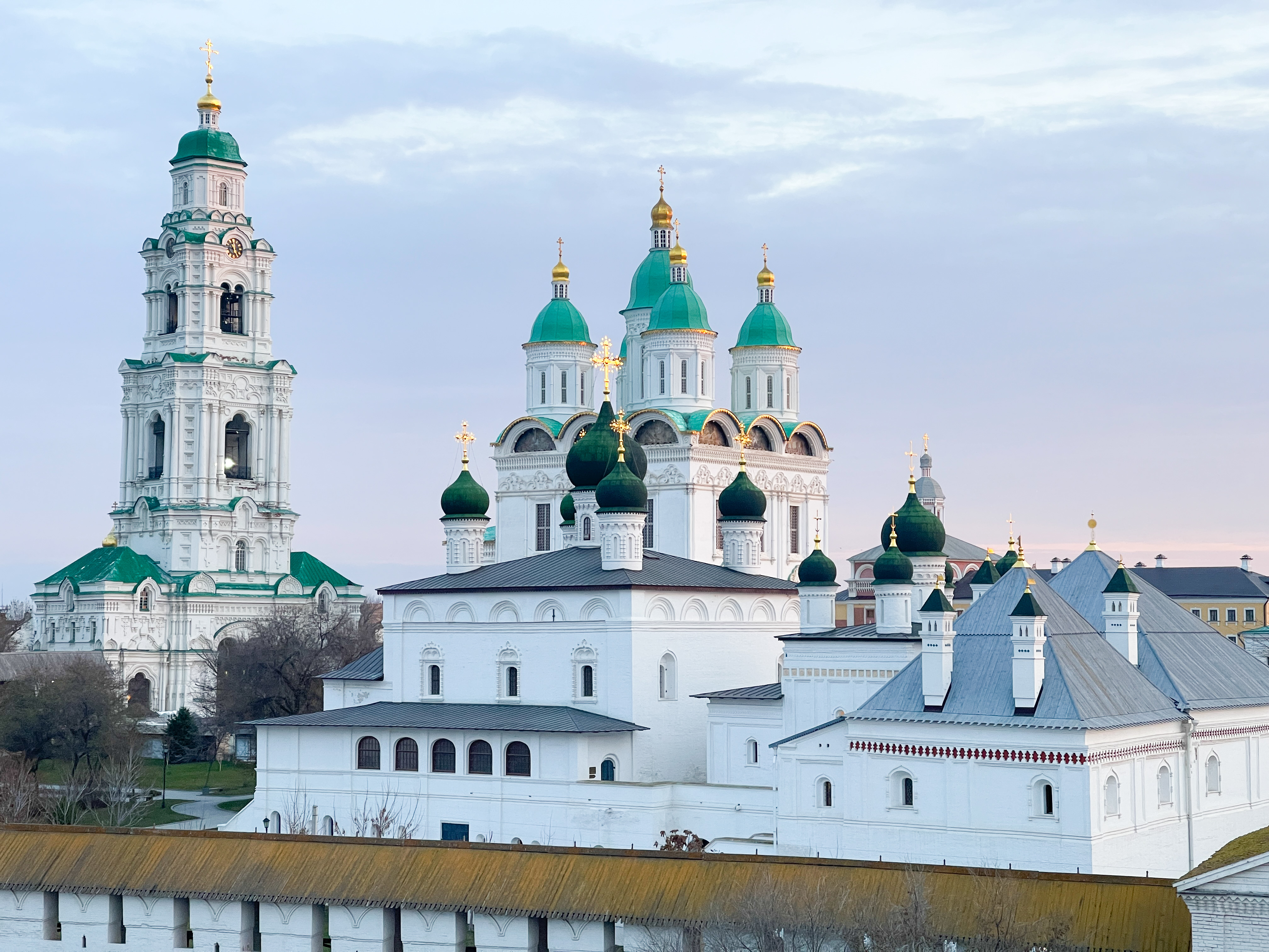 Утро в городе Астрахань. Кремль. Никольский храм и Троицкий собор. смотреть онлайн