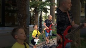 мальчик поёт песни Цоя 👍 🌞