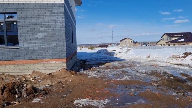 Дом из облицовки серым и белым кирпичами смотреть онлайн