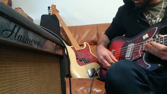 Fender precison bass 1978 vs harmony H-25 1960' смотреть онлайн