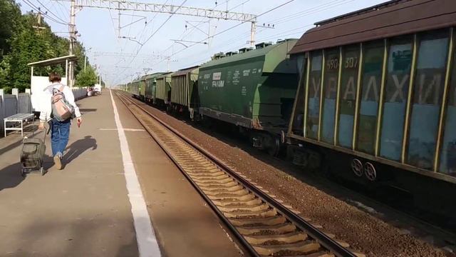 Электровоз (Дончак) 2ЭС4К-047 с грузовым поездом смотреть онлайн