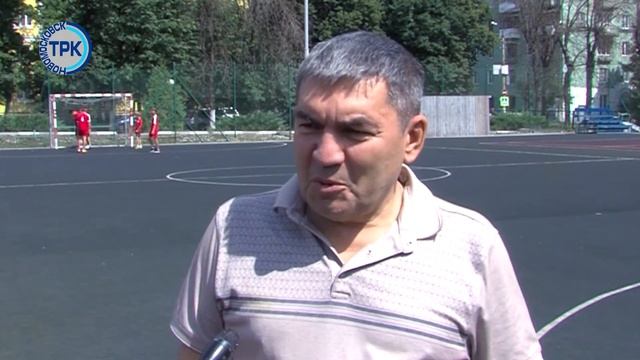 В Новомосковске проходят соревнования по дворовому футболу смотреть онлайн