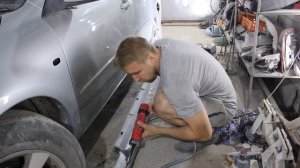 Как приклеить на герметик пороги если оторваны крепления. Также можно установить обвесы, спойлера