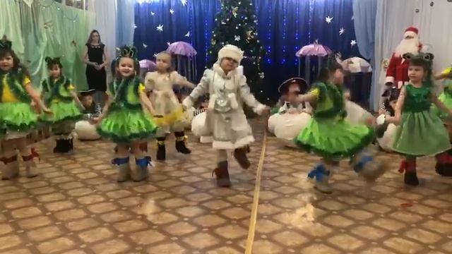 Новогодний танец смотреть онлайн