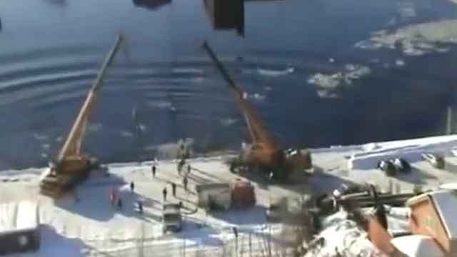 Кран придавил внедорожник смотреть онлайн