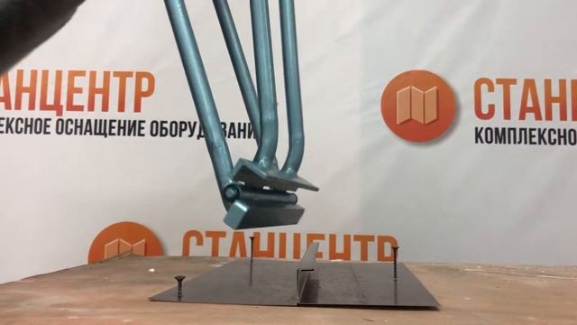 Фальцевая кровля - закрытие двойного стоячего фальца кровельными рамками смотреть онлайн