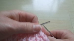 Продолжение. Как закончить шапку узором с косыми петлями. Вывязываем донышко..