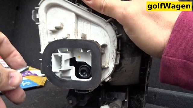 VW Golf 7 Rear light bulb change смотреть онлайн