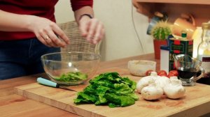 Салат Шпинат. Рецепт со шпинатом. Салат со шпинатом и кунжутной заправкой