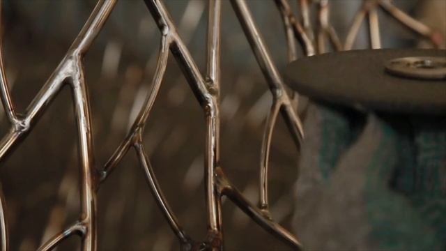 Шлифование нержавеющей стали на примере скульптуры «Мать» от WELD QUEEN смотреть онлайн