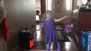 Девочка танцует и поёт