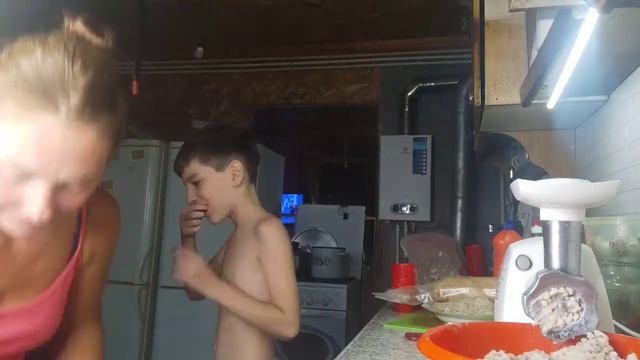 Козы интересуются козлами.Делаю фарш из рыбы и котлетки.Вырвали зуб.Пчеловоды во всём новом смотреть онлайн