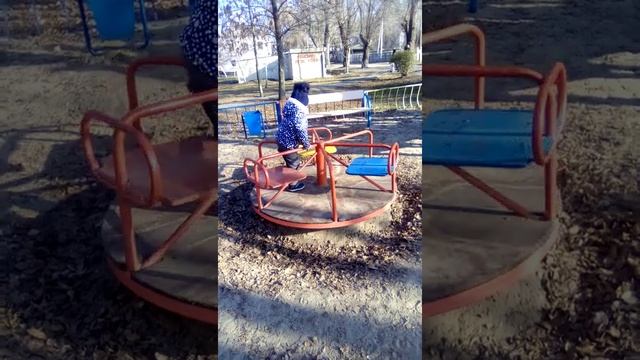Валерия гуляет на детской площадке))Смотреть всем!!! смотреть онлайн