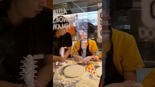 Устин готовит пиццу. #shorts смотреть онлайн