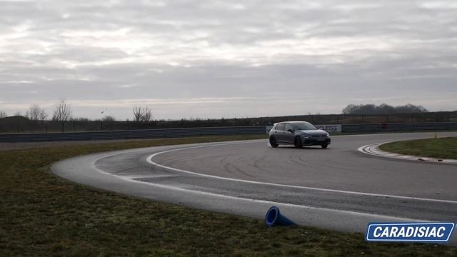 Les essais de Soheil Ayari : Renault Mégane RS VS Volkswagen Golf GTi ClubSport : se dire adieu смотреть онлайн