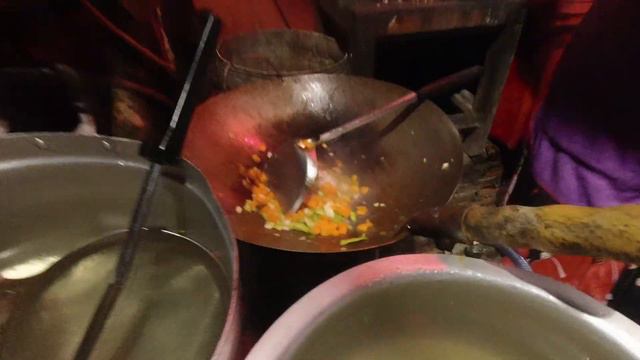 How To Make Authentic Thai Pineapple Fried Rice! (ข้าวผัดสับปะรด) смотреть онлайн