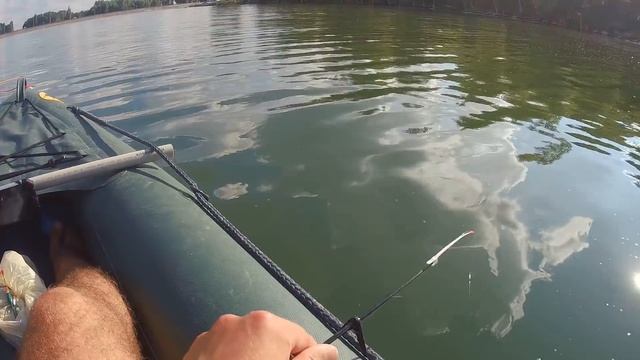 Когда стоишь на рыбе! РЫБАЛКА в ОТВЕС на ДЕДОВСКИЙ СПОСОБ с БАЙДАРКИ | Серия 15 смотреть онлайн