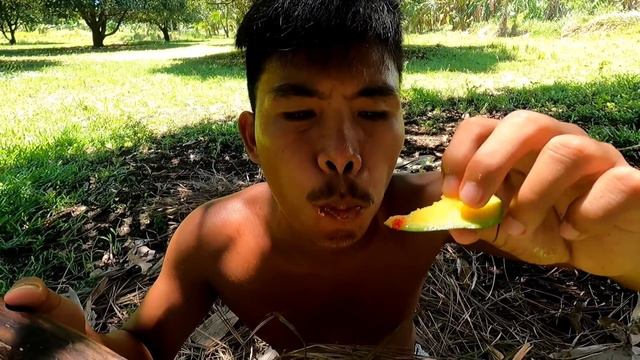 Eating Green Manggo with spicy Hipon & Lemon (Mouth Watering) Boy Tapang 🍏🥵🌶️ смотреть онлайн