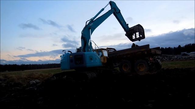 Kobelco SK235 med gallerskopa смотреть онлайн