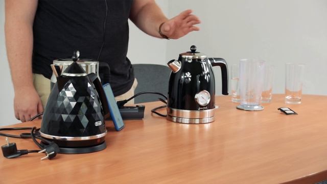Russell Hobbs Retro, Sam Cook PSC-100, DeLonghi KBJ 2001 - Czy 3000 W gotuje odczuwalnie szybciej? смотреть онлайн