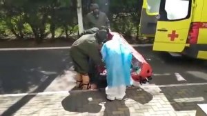 Ребенка с COVID-19 забирают на скорой, оперативная съемка