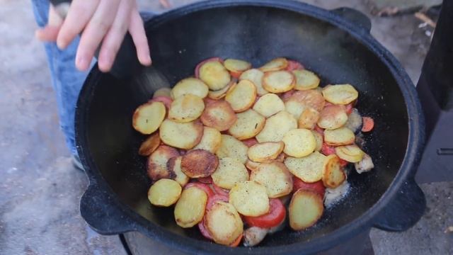 МАКЛЮБЕ (ПЕРЕВЕРНУТЫЙ АРАБСКИЙ ПЛОВ) В КАЗАНЕ НА КОСТРЕ ??? смотреть онлайн