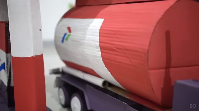 BIKIN TRUK TANGKI LENGKAP DENGAN POM BENSINNYA, WAH BANGET! KREASI KARDUS MINIATUR❤ | Mikael TubeHD смотреть онлайн