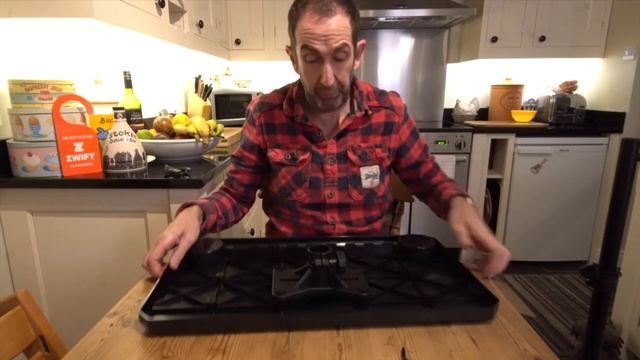 KOM Cycling - Turbo Training Media Display Table Unboxing смотреть онлайн