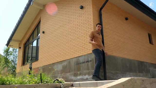 Обзор одноэтажного ДОМА ИЗ ГАЗОБЕТОНА 250 м2 с облицовкой КИРПИЧОМ. СКАТНАЯ КРОВЛЯ. смотреть онлайн