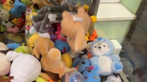 ИГРАЮ В АППАРАТ С ИГРУШКАМИ ХВАТАЙКА