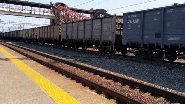 2ЭС6-465 с грузовым поездом проезжает ст.Тюмень и ТЭП70У-002 с пассажирским поездом прибывает на ст смотреть онлайн