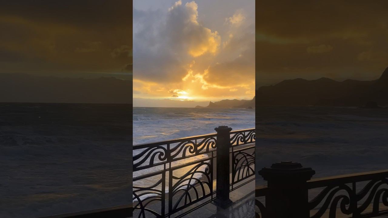 Великолепный закат на набережной Судака #Крым #Судак #шторм #чёрноеморе смотреть онлайн